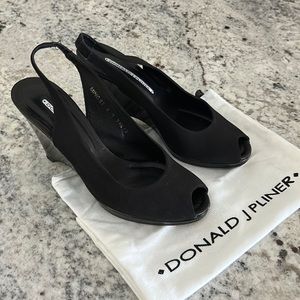 Donal Pliner size 8 blk 4 inch height wedge slingback